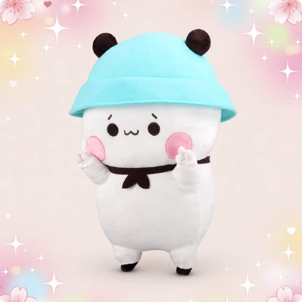 Une peluche Dudu panda blanc au chapeau turquoise, toute douce et ronde, avec de petites oreilles noires, des joues roses et un fond rose décoré d’étoiles et de fleurs.