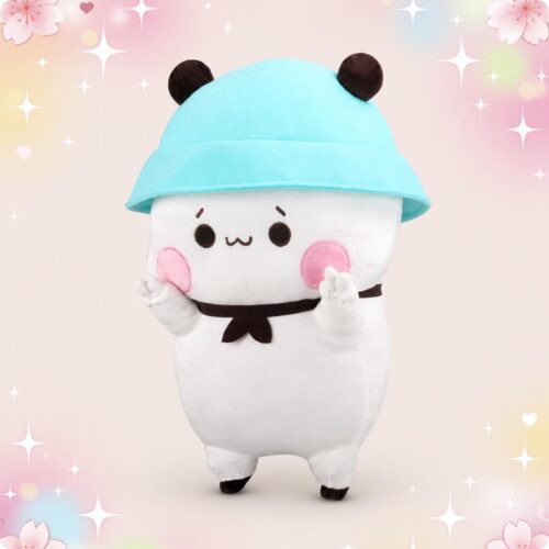 Une peluche Dudu panda blanc au chapeau turquoise, toute douce et ronde, avec de petites oreilles noires, des joues roses et un fond rose décoré d’étoiles et de fleurs.