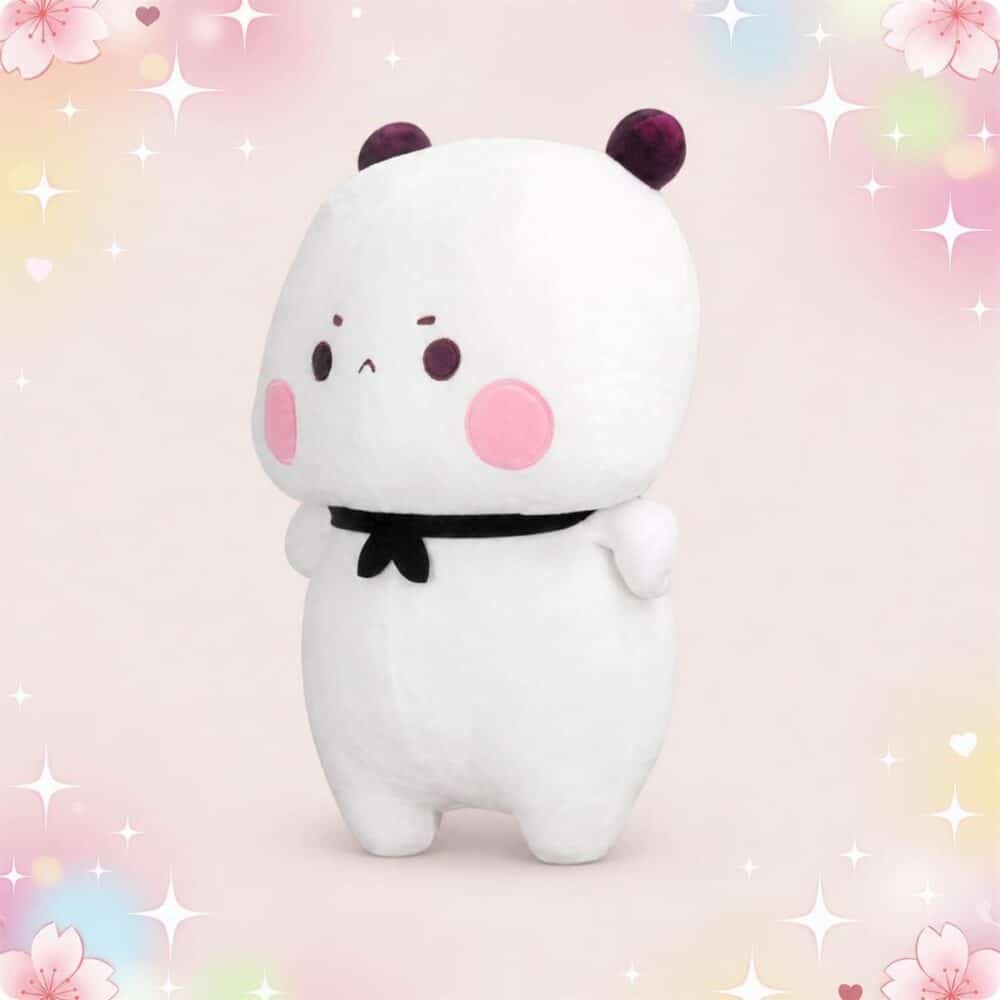 Une peluche Dudu panda blanc à la mine boudeuse, debout sur un fond rose pastel avec des étoiles scintillantes.