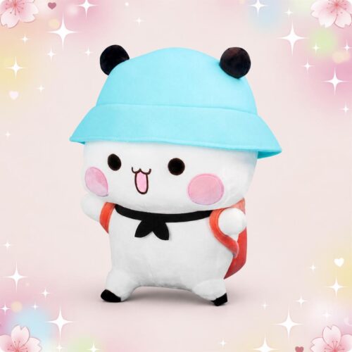 Une peluche Dudu panda blanc au sac à dos corail, avec un bonnet bleu et un visage mignon, sur fond rose décoré d’étoiles et de fleurs.