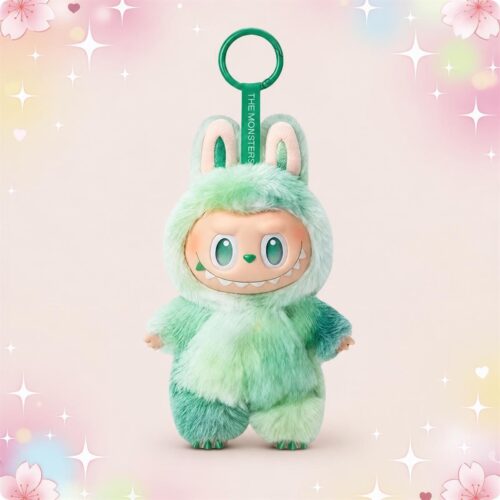 Un porte-clé peluche Labubu coloré vert menthe, en forme de petit monstre tout doux avec grandes oreilles, suspendu à un anneau vert, sur fond pastel décoré d’étoiles et de cœurs.
