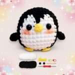 Un kit amigurumi pingouin avec un petit pingouin crocheté, des pelotes de laine blanche et noire, des yeux, un crochet et des accessoires sur fond pastel décoré.