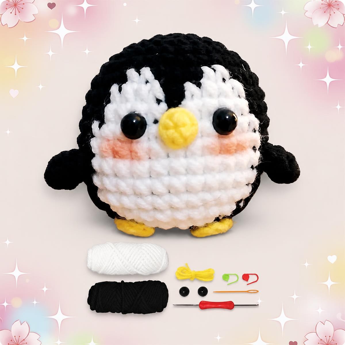 Un kit amigurumi pingouin avec un petit pingouin crocheté, des pelotes de laine blanche et noire, des yeux, un crochet et des accessoires sur fond pastel décoré.
