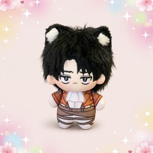 Une mini peluche anime Levi Ackerman avec des oreilles de chat, représentant un petit personnage aux cheveux noirs et à l’air sérieux, sur fond rose pastel avec des fleurs et des étoiles.