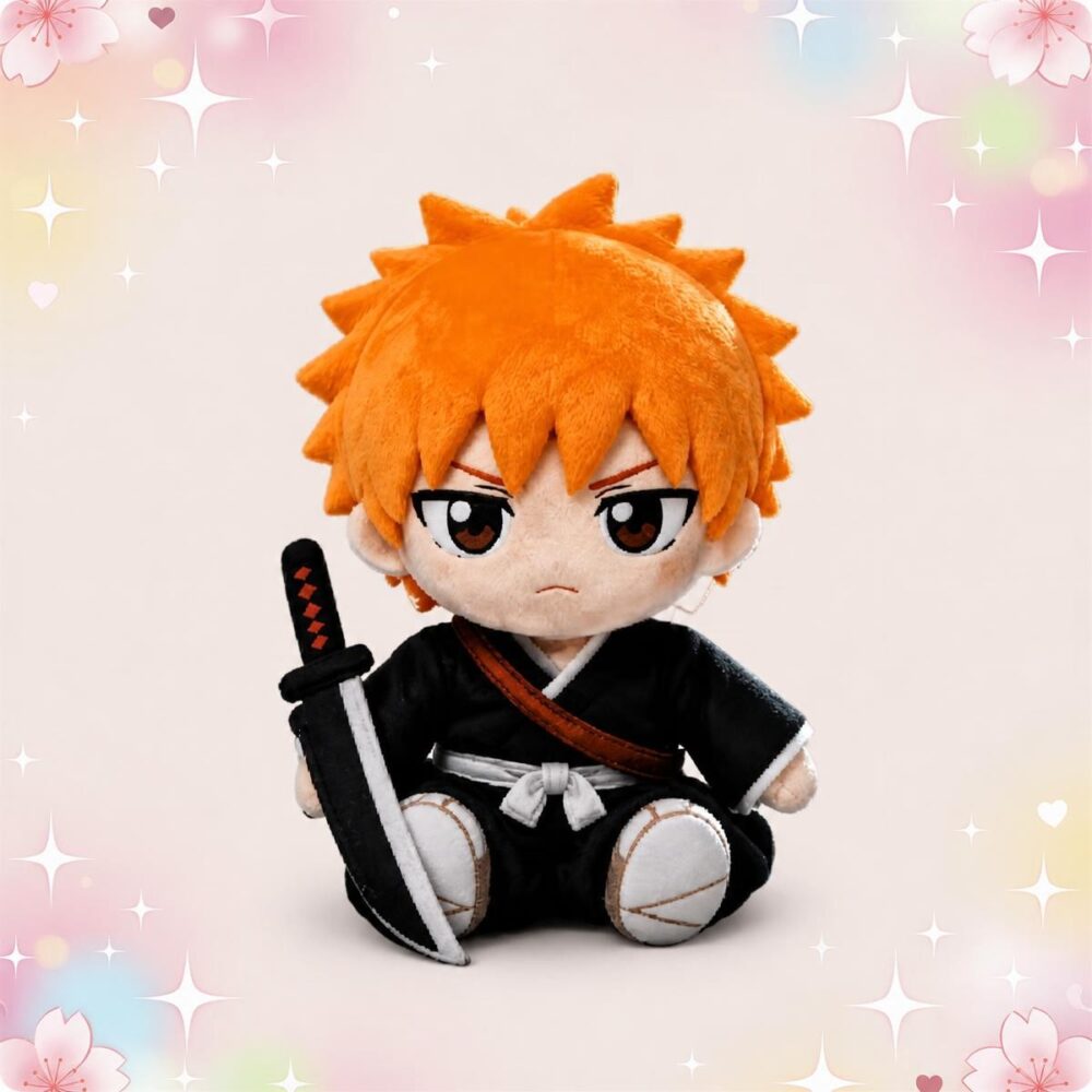 Une peluche anime Bleach Ichigo assise, avec cheveux orange, tenue noire de samouraï et petit sabre, sur fond pastel décoré d’étoiles et de fleurs.
