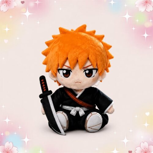 Une peluche anime Bleach Ichigo assise, avec cheveux orange, tenue noire de samouraï et petit sabre, sur fond pastel décoré d’étoiles et de fleurs.