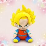 Une peluche anime Son Goku Super Saiyan jaune et bleue, assise avec de grands cheveux pointus et un fond rose pastel plein d’étoiles.
