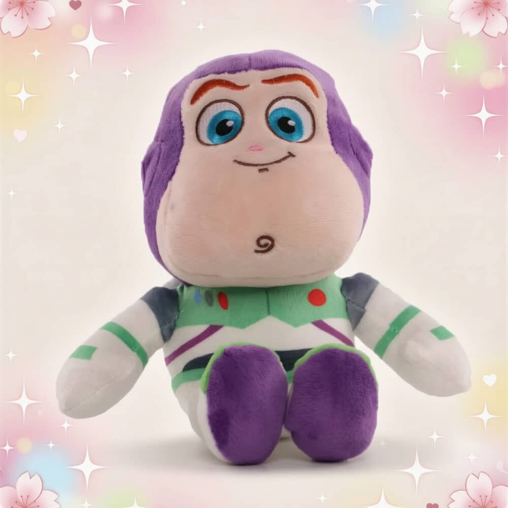 Une peluche Disney Buzz l'Eclair de Toy Story assise, avec combinaison blanche, verte et violette, sur un fond clair décoré de petites étoiles et de cœurs.