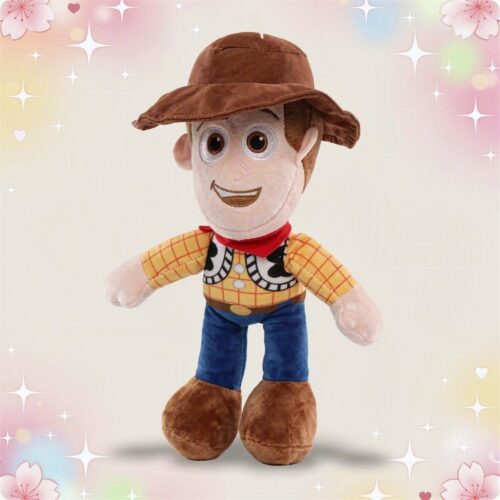 Une peluche Disney Woody de Toy Story debout, avec un grand chapeau brun, une chemise jaune, un foulard rouge, un pantalon bleu et de grosses bottes, sur un fond pastel avec des étoiles et des cœurs.