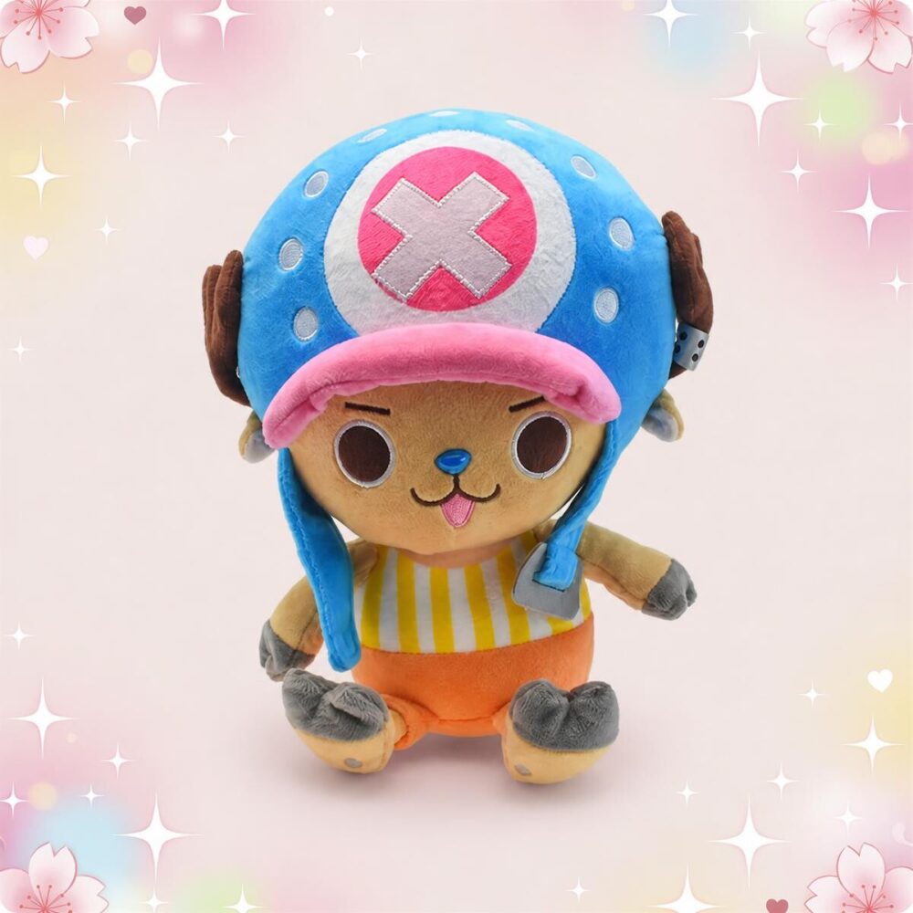 Une peluche manga Chopper de One Piece assise, avec un grand bonnet bleu et rose, un petit visage mignon et un fond pastel avec des fleurs.