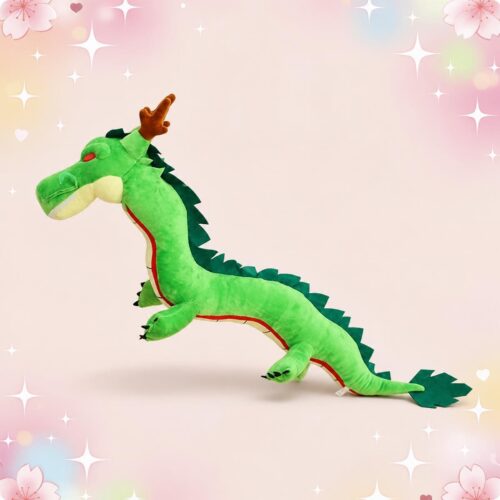 Une peluche manga Shenron géant verte en forme de dragon, avec des cornes et des épines, posée sur un fond rose décoré d’étoiles.