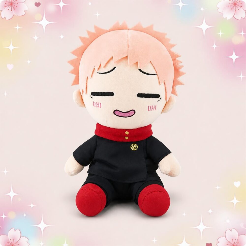 Une peluche manga Yuji Itadori assise, avec cheveux roses, tenue noire et détails rouges, sur un fond pastel décoré de petites étoiles et fleurs.