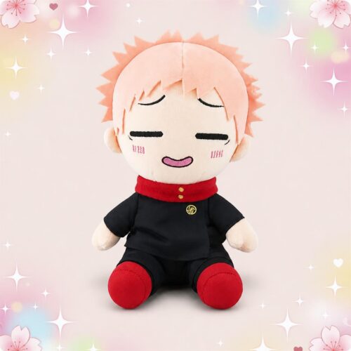 Une peluche manga Yuji Itadori assise, avec cheveux roses, tenue noire et détails rouges, sur un fond pastel décoré de petites étoiles et fleurs.