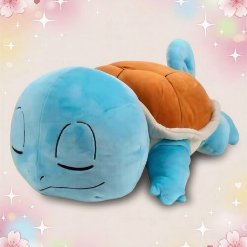 Une peluche Pokemon Carapuce endormi bleue, couchée avec les yeux fermés et la carapace brune, sur un fond doux avec des étoiles et des fleurs.