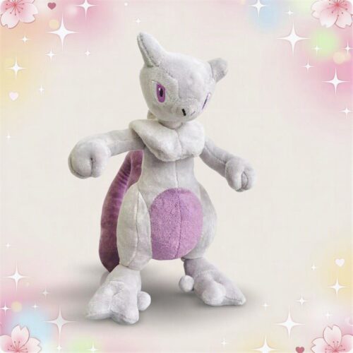 Une peluche Pokemon Mewtwo grise et violette, debout avec les bras ouverts, sur un fond pastel décoré d’étoiles et de petits cœurs.