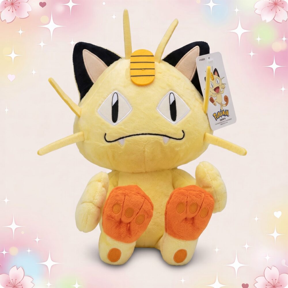 Une peluche Pokemon Miaouss beige assise, avec de grandes oreilles noires, des yeux en amande et de petites pattes orange, sur un fond rose décoré d’étoiles et de cœurs.