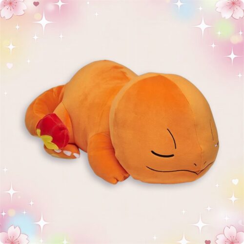 Une peluche Pokemon Salamèche endormi orange, couchée comme en train de faire la sieste sur un fond pastel avec des étoiles et des cœurs.