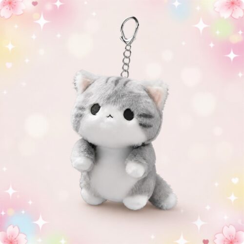 Un porte-clé peluche chat gris kawaii suspendu à une chaîne argentée, avec un petit chat tout doux gris et blanc, devant un fond rose pastel décoré d’étoiles et de fleurs.