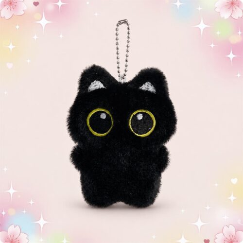 Un porte-clé peluche chat noir kawaii tout doux, avec de grandes yeux ronds jaunes et une petite chaîne en métal, sur fond rose pastel décoré d’étoiles.