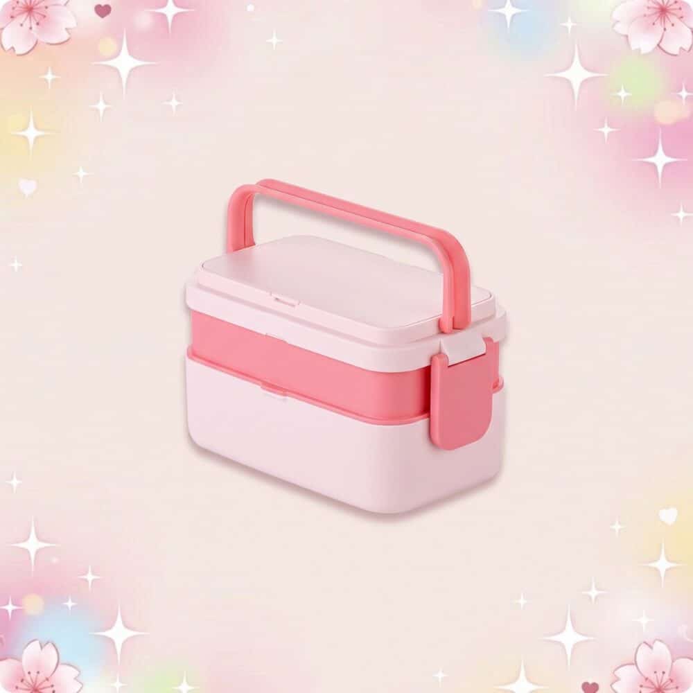 Un bento kawaii coloris pastel rose et blanc, avec poignée et fermeture latérale, posé sur un fond doux décoré d’étoiles scintillantes et de fleurs.