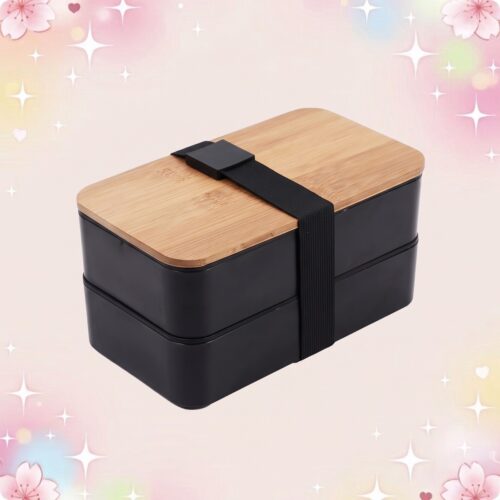 Un bento kawaii traditionnel japonais noir à deux niveaux, avec couvercle en bois et sangle de maintien, posé sur un fond pastel décoré de fleurs et d’étoiles.