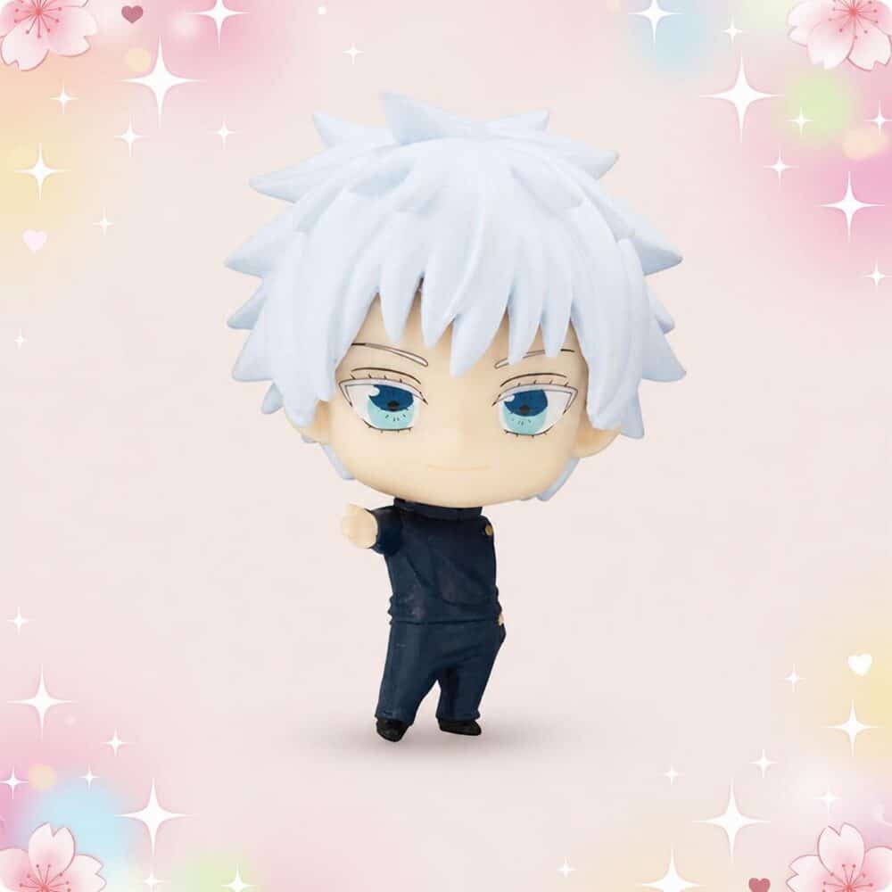 Une figurine gachapon Satoru Gojo aux cheveux blancs et aux yeux bleus, debout sur un fond rose pastel décoré de cœurs et d’étoiles.