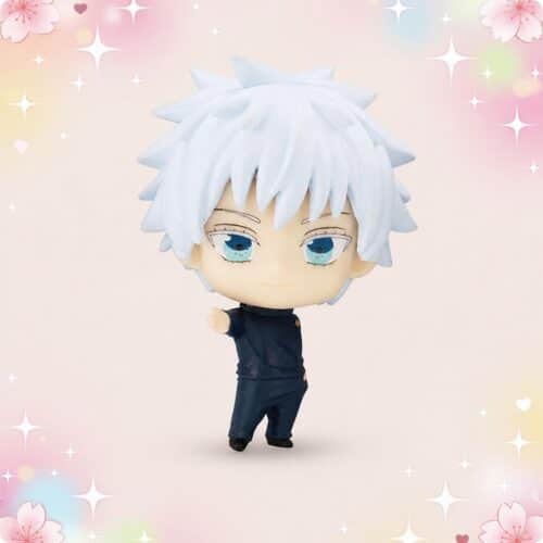 Une figurine gachapon Satoru Gojo aux cheveux blancs et aux yeux bleus, debout sur un fond rose pastel décoré de cœurs et d’étoiles.