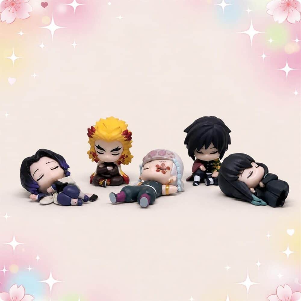 Un lot de 5 figurines Gachapon piliers de Demon Slayer montrant cinq petits personnages chibi allongés ou assis, avec des cheveux noirs, jaunes et blancs, sur un fond doux et pastel.