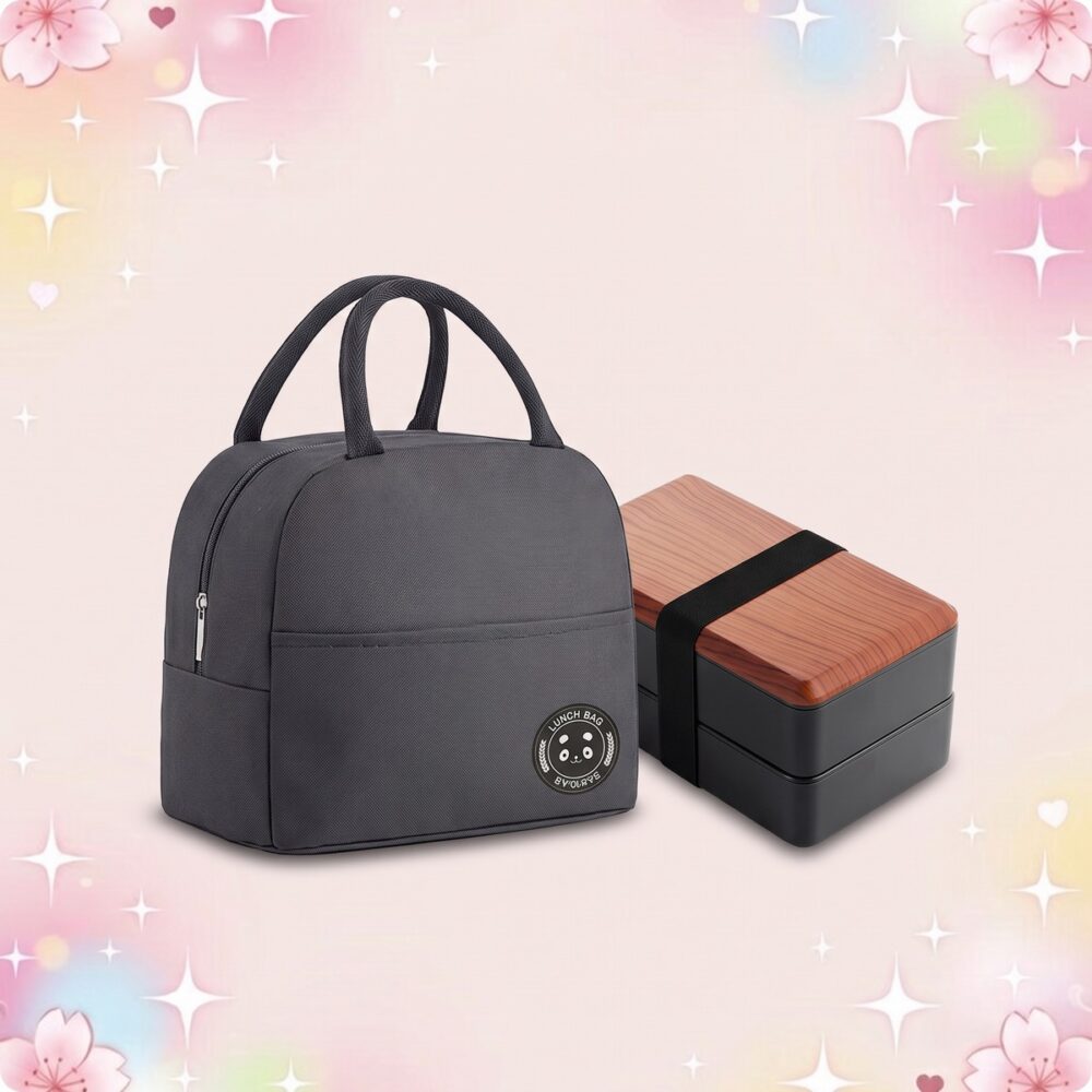Un bento kawaii premium avec sac de pique-nique isolant gris foncé, avec un sac à poignée et une boîte repas à deux niveaux au couvercle effet bois, sur un fond rose pastel décoré de petites fleurs et d’étoiles.