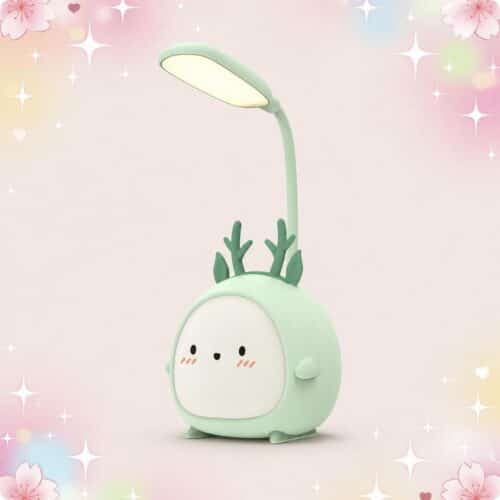 Une Lampe Kawaii pliable avec son petit élan vert lumineux, en forme de petit personnage vert avec une tête flexible allumée, sur fond rose avec des étoiles scintillantes.