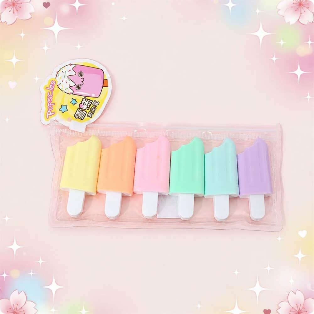 Un lot de 2 paquets de feutres Kawaii en bâtonnet pastel dans une pochette transparente, avec six feutres colorés en forme de glace sur fond rose décoré de petits cœurs et d’étoiles.