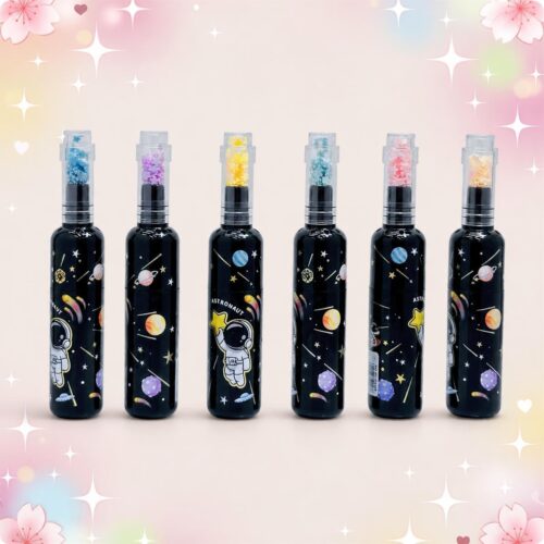 Un lot de 2 paquets de feutres Kawaii en bouteille noirs, avec des dessins d’astronaute et de planètes, posés sur un fond rose et étoilé.