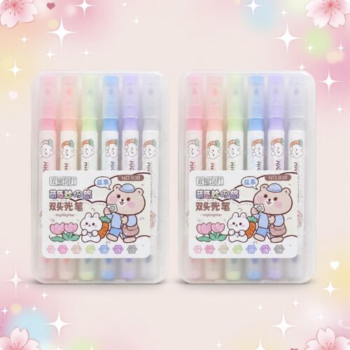 Deux paquets de feutres Kawaii nuances sourdes dans des boîtiers transparents, avec des couleurs pastel et des petits dessins de lapin et d’ours sur l’étiquette, posés sur un fond rose décoré d’étoiles.