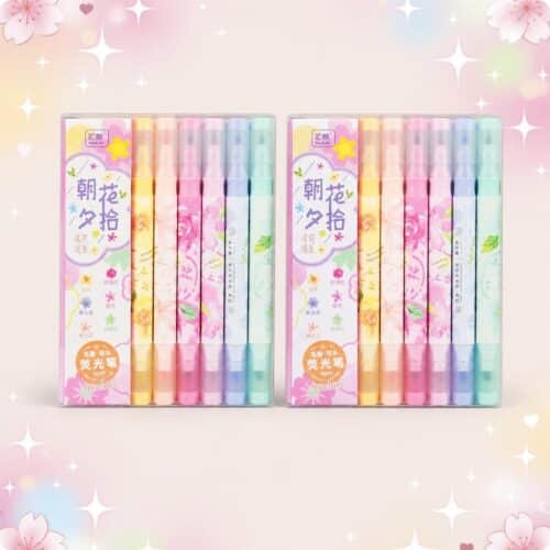 Deux boîtes de lot de 2 paquets de feutres Kawaii parfumés aux couleurs pastel, présentées sur un fond rose décoré d’étoiles et de fleurs.
