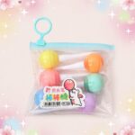 Un lot de 2 paquets de feutres Kawaii en sucette dans une petite pochette transparente, avec des feutres aux couleurs pastel et un style mignon.