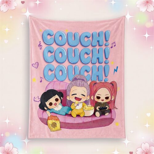 Un plaid kawaii Kpop Demon Hunters rose avec trois petites filles en dessin animé assises sur un canapé, entourées de décorations mignonnes et du mot « COUCH! ».