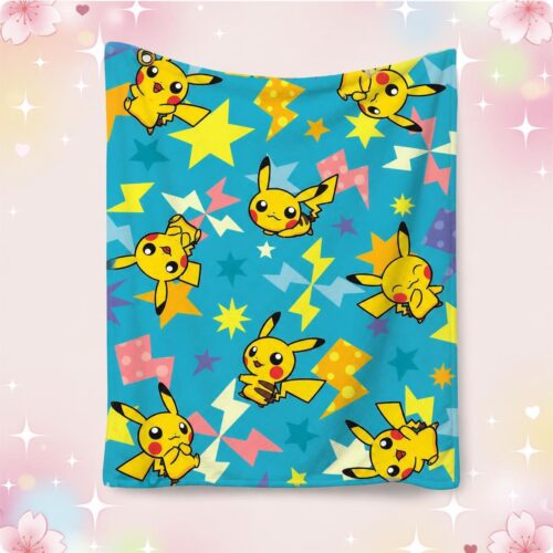 Un plaid kawaii Pikachu bleu avec plusieurs petits Pikachu jaunes et des étoiles colorées, posé bien à plat sur un fond doux et lumineux.