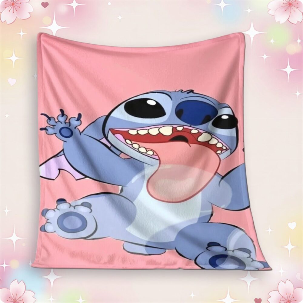 Un plaid kawaii Stitch rose avec un grand dessin de Stitch qui tire la langue, posé sur un fond pastel décoré d’étoiles et de petits cœurs.