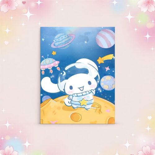 Un poster kawaii Cinnamoroll astronaute montrant un petit chien blanc en combinaison spatiale sur une lune jaune, avec des étoiles, des planètes pastel et un fond bleu de l’espace.