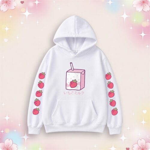 Un sweat à capuche kawaii avec imprimé brique de lait à la fraise blanc, avec un dessin de brique de lait et des fraises, sur fond rose pastel avec petites étoiles.