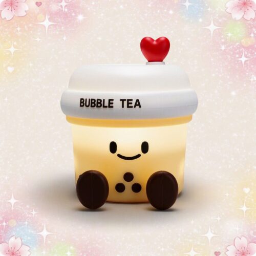 Une veilleuse Kawaii bubble tea aux lumières chaudes en forme de gobelet souriant, avec un petit cœur rouge sur le dessus, sur fond doux et pastel.