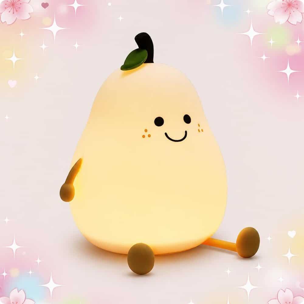 Une veilleuse Kawaii en poire sept couleurs en forme de poire souriante, avec une petite feuille verte, qui brille doucement sur un fond rose décoré d’étoiles et de fleurs.
