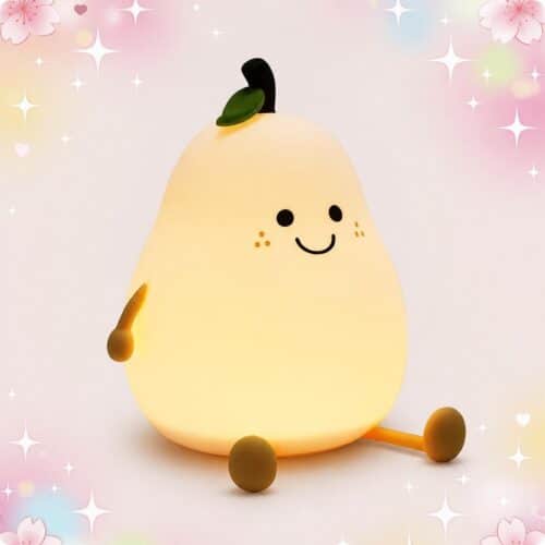 Une veilleuse Kawaii en poire sept couleurs en forme de poire souriante, avec une petite feuille verte, qui brille doucement sur un fond rose décoré d’étoiles et de fleurs.