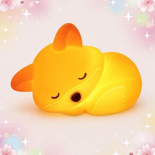 Une Veilleuse Kawaii en renard à extinction automatique en forme de petit renard endormi, qui brille d’une lumière jaune douce sur fond rose décoré d’étoiles et de fleurs.