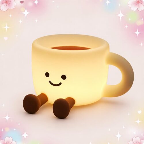 Une Veilleuse Kawaii en tasse de café aux teintes changeantes en forme de tasse souriante, avec une lumière douce jaune, posée sur un fond pastel décoré d’étoiles et de fleurs.