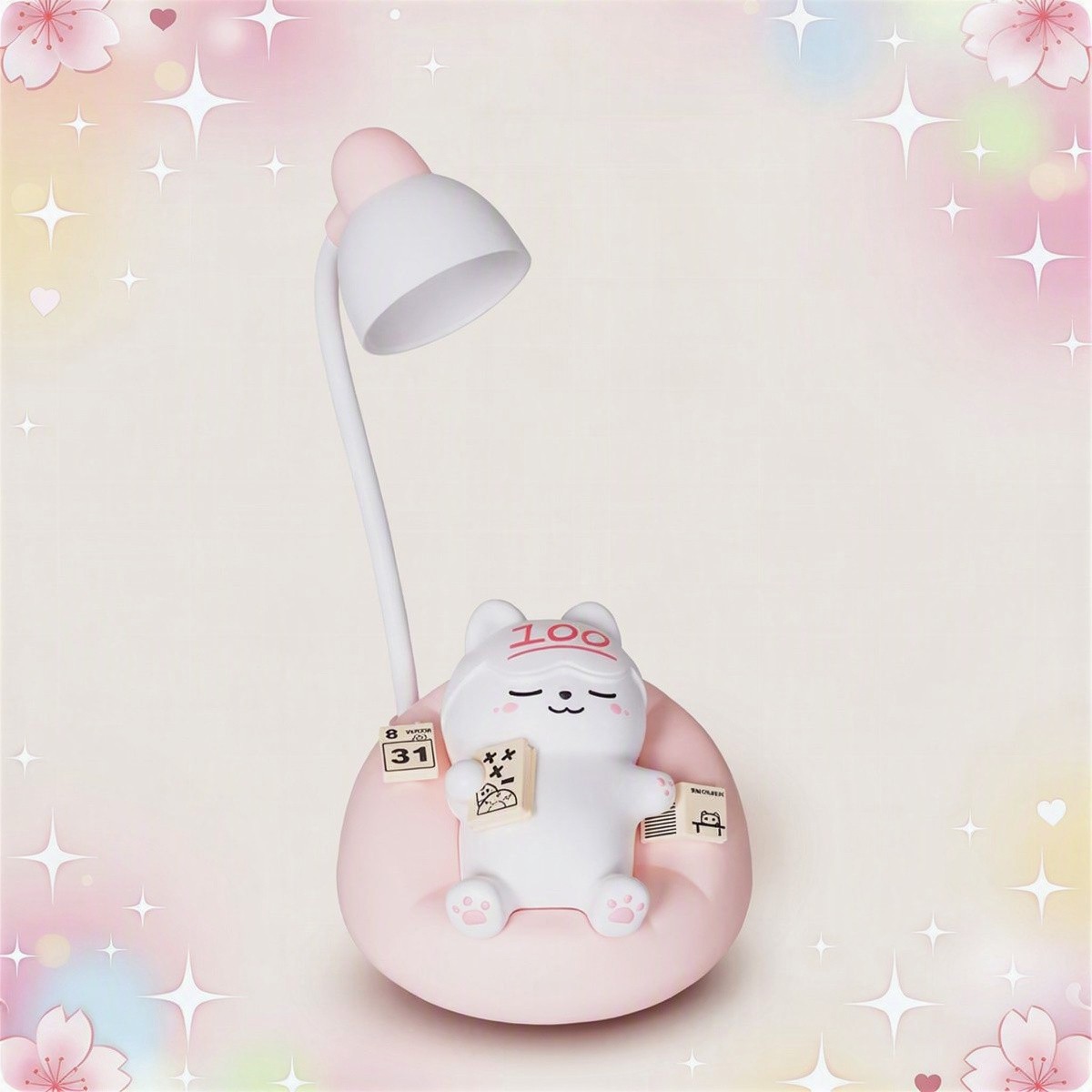Une lampe kawaii en forme de chat pour bureau étudiant blanche et rose, avec un petit chat assis sur sa base, dans un décor doux et lumineux.