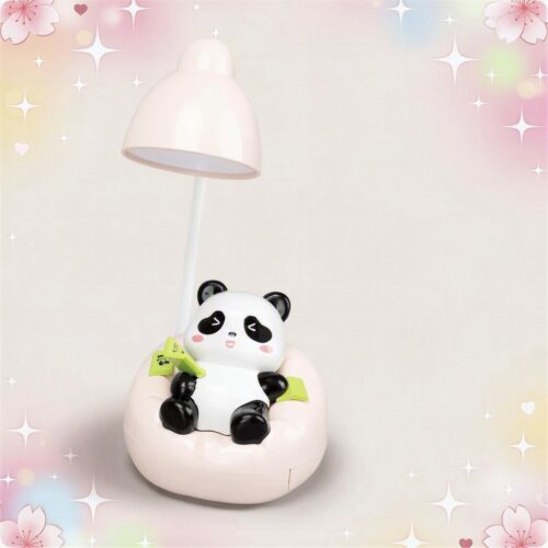 Une Lampe Kawaii qui sert aussi de support pour téléphone en forme de panda, posée sur un fond pastel avec des petits cœurs et des étoiles brillantes.