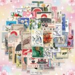 Un lot de 50 stickers kawaii façon timbres vintage, avec des illustrations d’animaux, de fleurs et de paysages colorés sur fond rose doux.