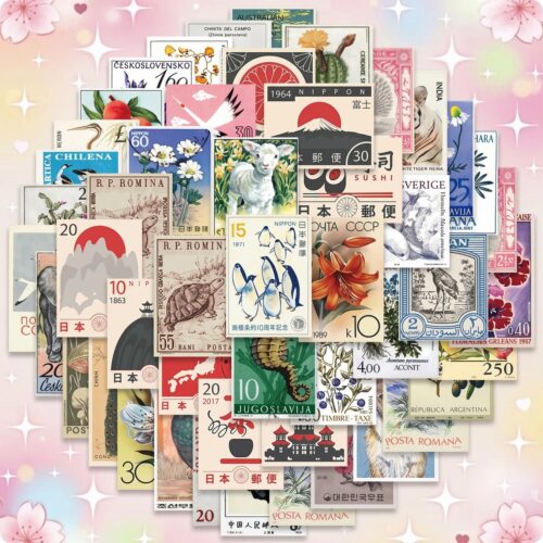 Un lot de 50 stickers kawaii façon timbres vintage, avec des illustrations d’animaux, de fleurs et de paysages colorés sur fond rose doux.