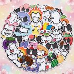 Un lot de 54 stickers kawaii chat dessin animé avec plein de petits chats mignons de toutes les couleurs et formes, posés en pile sur un fond pastel décoré d’étoiles et de fleurs.